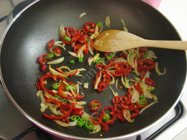 Acılı Tavuk Sote - Yapılışı (4/12) 