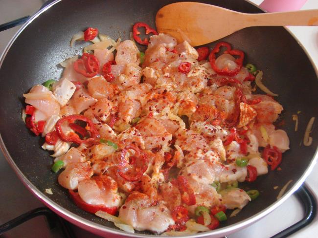 Acılı Tavuk Sote - Yapılışı (7/12) 