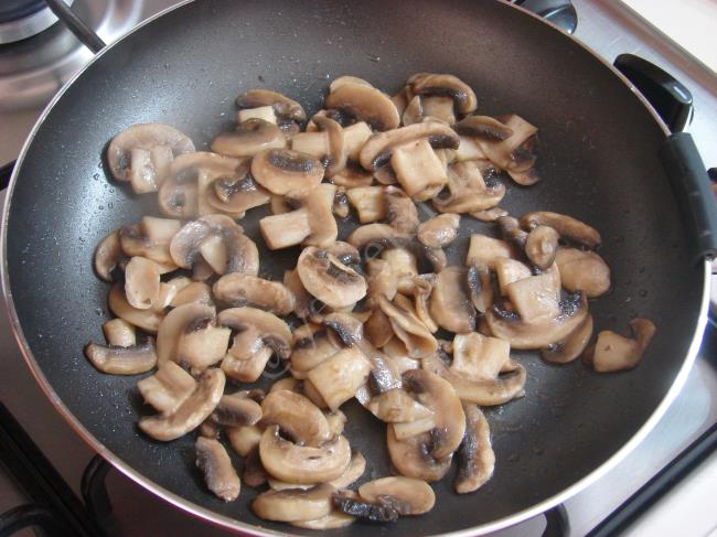 Mantar Soslu Makarna - Yapılışı (5/12) 