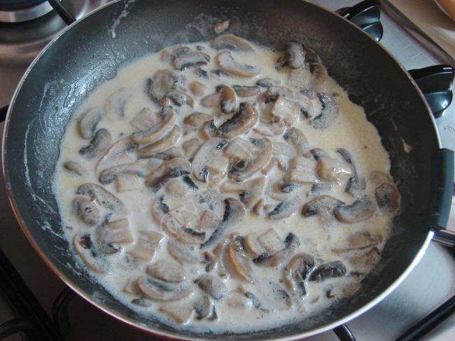 Mantar Soslu Makarna - Yapılışı (7/12) 