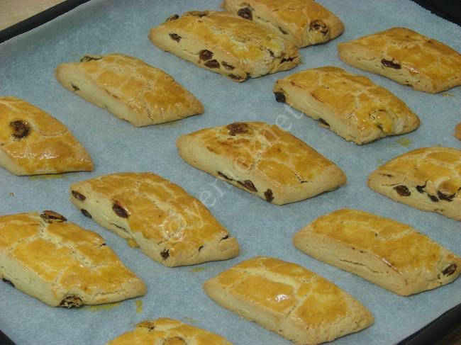 Pastane Usulü Üzümlü Kurabiye - Yapılışı (16/20) 