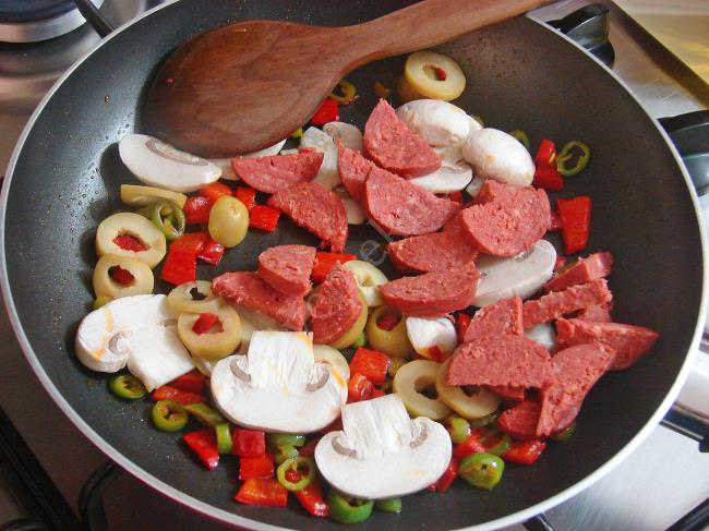 Tava Pizzası - Yapılışı (4/20) 