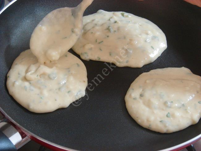 Peynirli Kaşık Dökmesi - Yapılışı (9/16) 