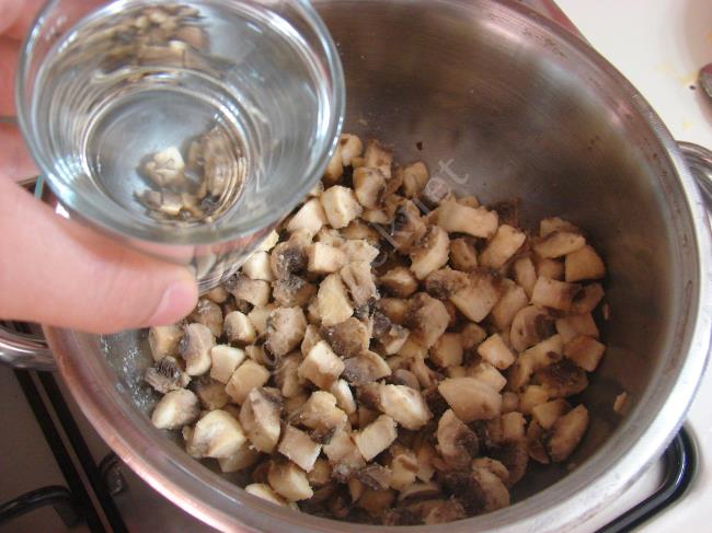 Yoğurtlu Mantar Çorbası - Yapılışı (5/16) 