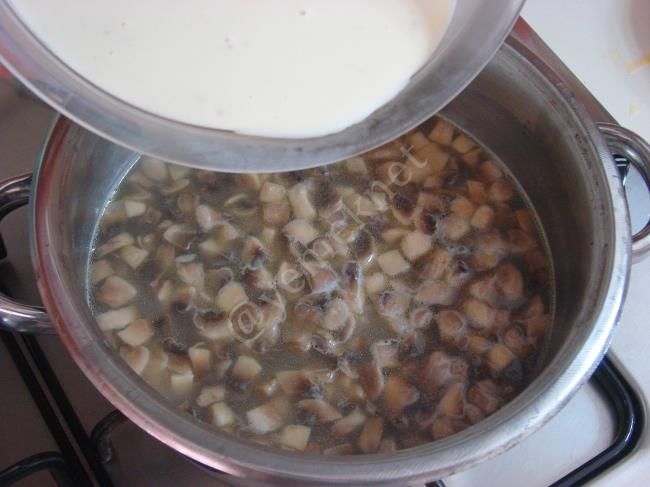 Yoğurtlu Mantar Çorbası - Yapılışı (9/16) 