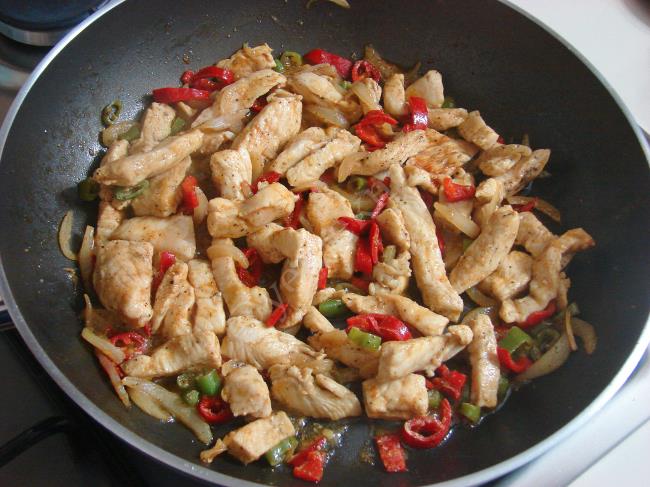 Acılı Mantarlı Tavuk Sote - Yapılışı (5/12) 