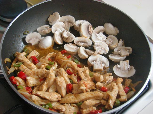 Acılı Mantarlı Tavuk Sote - Yapılışı (6/12) 