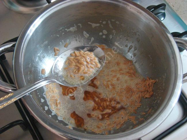 Arpa Şehriyeli Pirinç Pilavı - Yapılışı (3/12) 