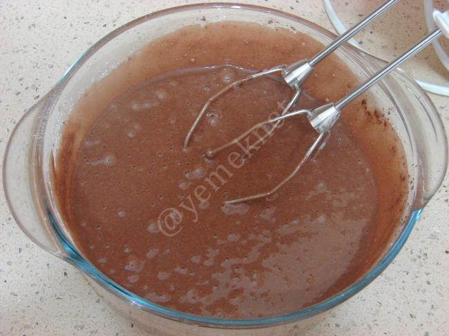 Bol Soslu Islak Kek - Yapılışı (4/12) 