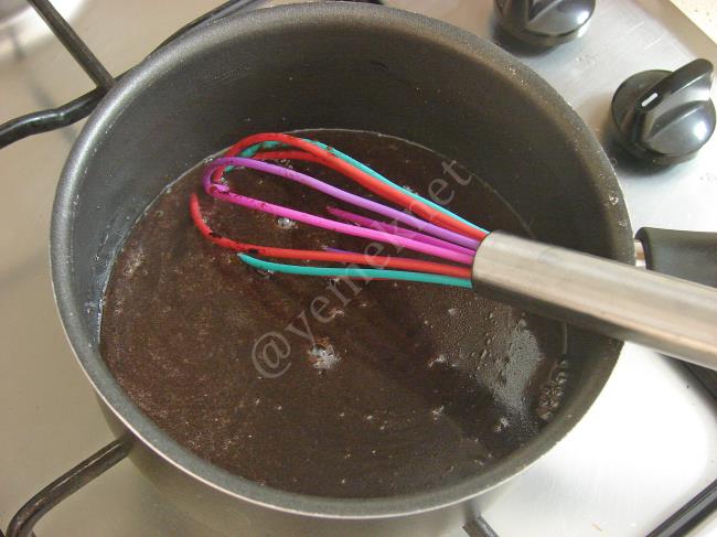 Bol Soslu Islak Kek - Yapılışı (7/12) 