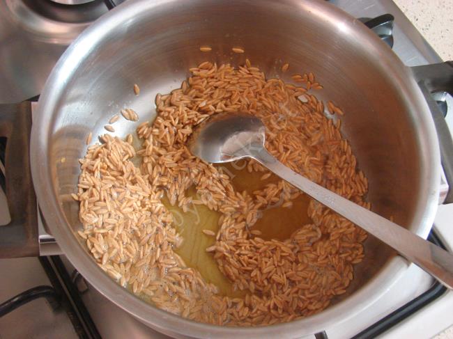 İki Renkli Arpa Şehriye Pilavı - Yapılışı (4/12) 