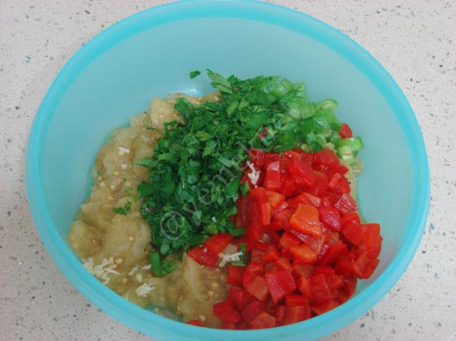 Patlıcan Salatası - Yapılışı (4/8) 