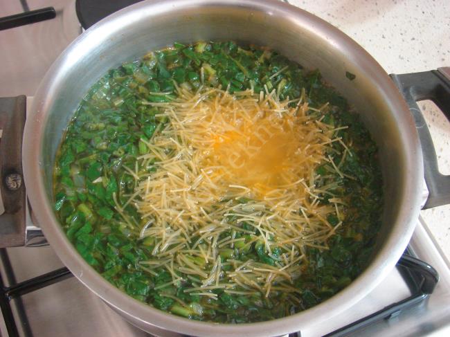 Ispanaklı Şehriye Çorbası - Yapılışı (8/12) 