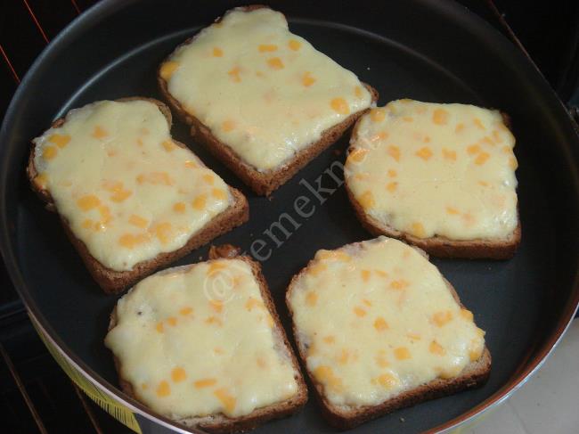Peynirli Ekmek Dilimleri - Yapılışı (9/12) 