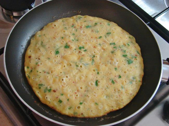 Peynirli Omlet Böreği - Yapılışı (7/12) 