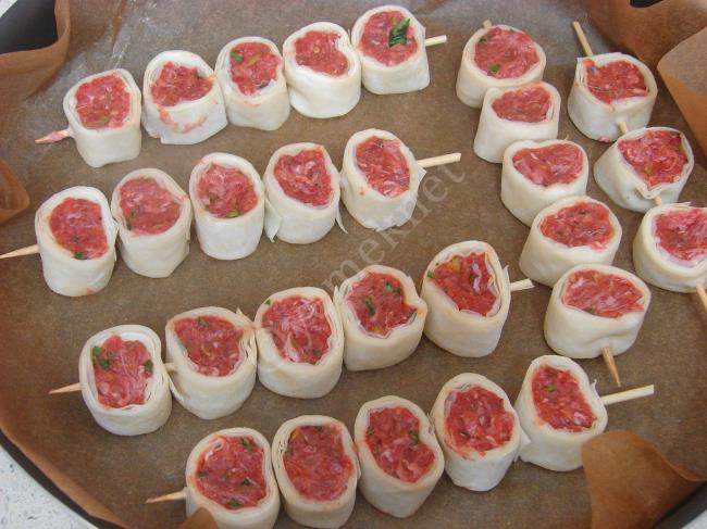 Yufkalı Şiş Köfte - Yapılışı (12/20) 