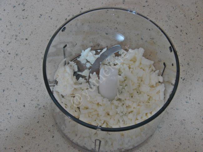 Kahvaltılık Salçalı Peynir Ezmesi - Yapılışı (2/8) 