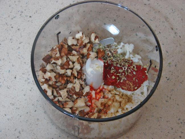 Kahvaltılık Salçalı Peynir Ezmesi - Yapılışı (4/8) 