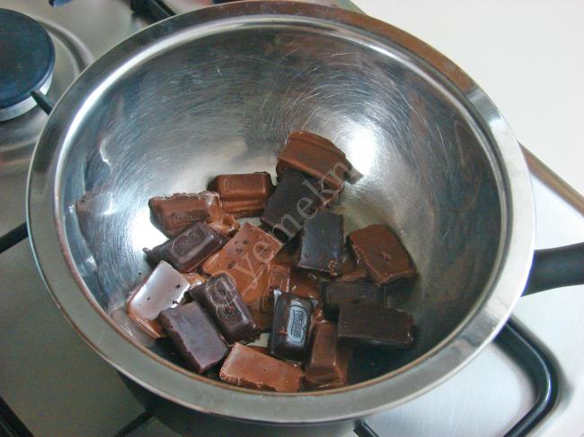 Kuru Meyveli Mısır Gevrekli Çikolatalı Tatlı - Yapılışı (2/12) 