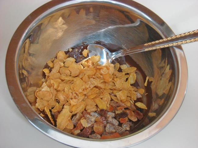 Kuru Meyveli Mısır Gevrekli Çikolatalı Tatlı - Yapılışı (6/12) 