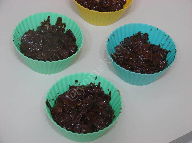 Kuru Meyveli Mısır Gevrekli Çikolatalı Tatlı - Yapılışı (8/12) 