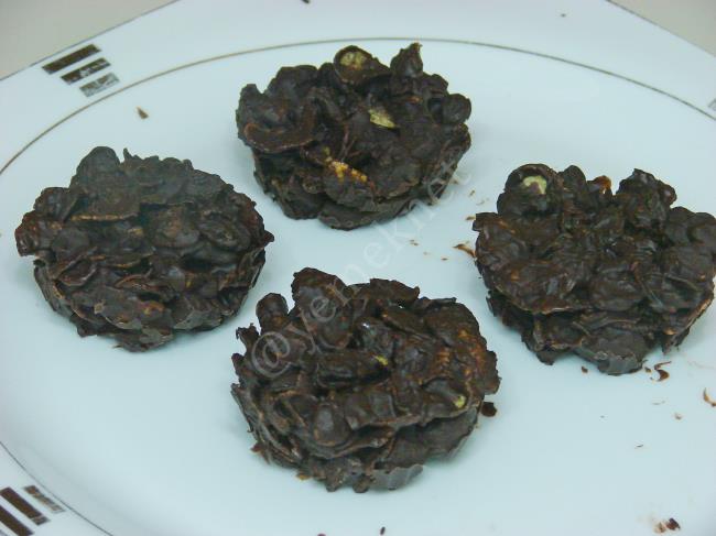 Kuru Meyveli Mısır Gevrekli Çikolatalı Tatlı - Yapılışı (9/12) 