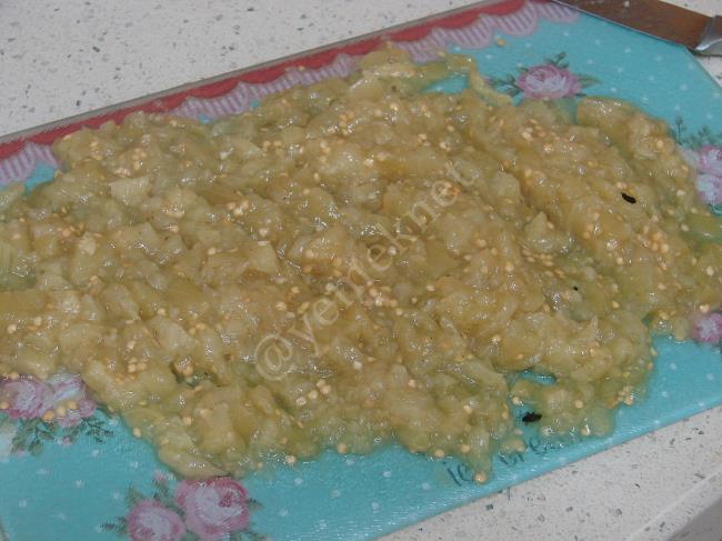 Labne Peynirli Köz Patlıcan Salatası - Yapılışı (2/12) 