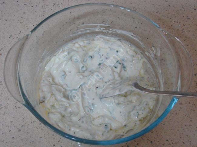 Labne Peynirli Köz Patlıcan Salatası - Yapılışı (6/12) 