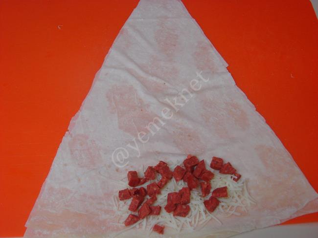 Sucuklu Paçanga Böreği - Yapılışı (2/8) 