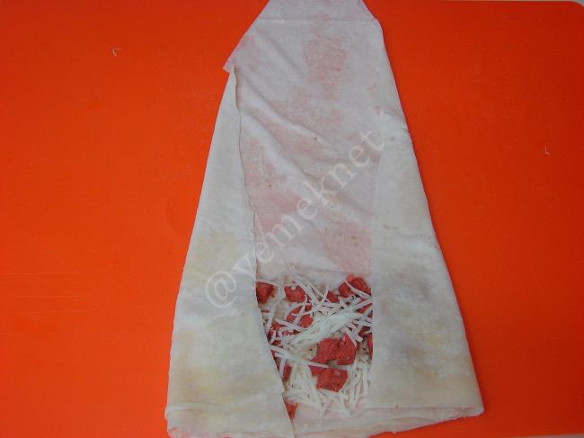 Sucuklu Paçanga Böreği - Yapılışı (3/8) 