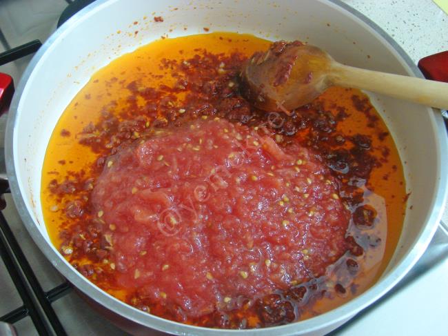 Yoğurtlu Semizotu Yatağında Bulgur Köftesi - Yapılışı (13/24) 