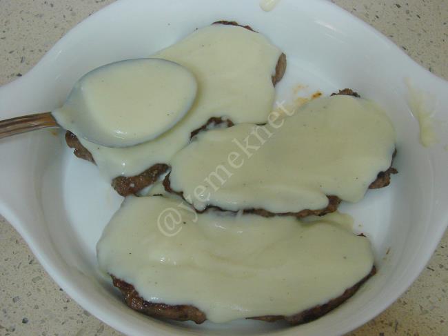 Beşamel Soslu Biftek - Yapılışı (7/12) 