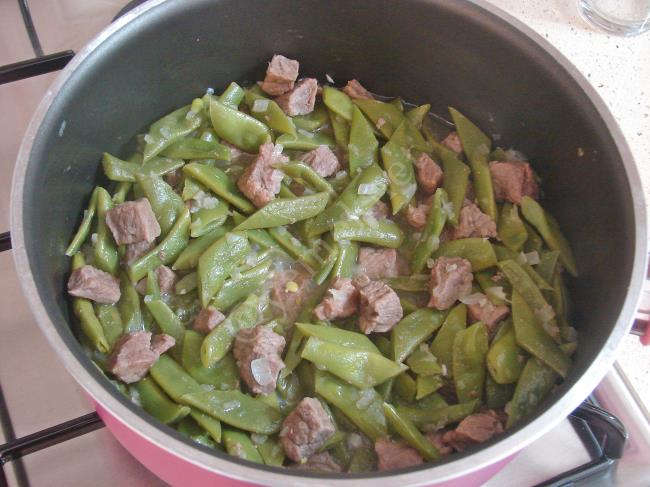 Etli Taze Fasulye Yemeği - Yapılışı (7/12) 