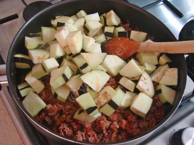 Kıymalı Patlıcan Yemeği - Yapılışı (5/12) 