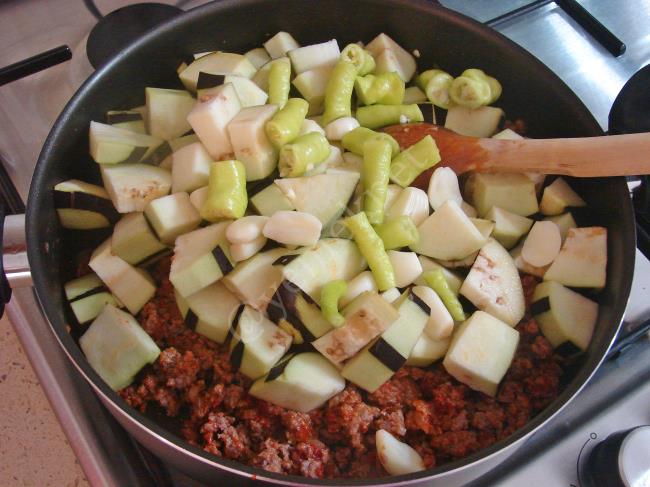 Kıymalı Patlıcan Yemeği - Yapılışı (6/12) 