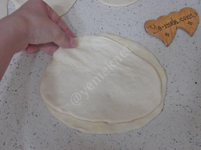 Peynirli Katmer Poğaça - Yapılışı (7/16) 