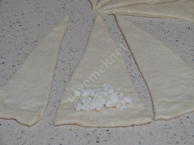 Peynirli Katmer Poğaça - Yapılışı (10/16) 