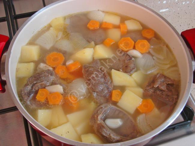 Tencerede Sebzeli Et Haşlama - Yapılışı (9/12) 