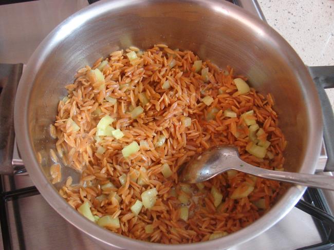 Domatesli Arpa Şehriye Pilavı - Yapılışı (5/12) 