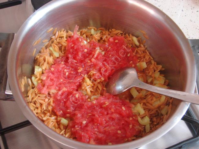 Domatesli Arpa Şehriye Pilavı - Yapılışı (6/12) 