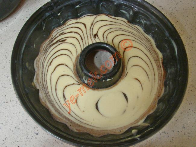 İki Renkli Sodalı Kek - Yapılışı (11/16) 