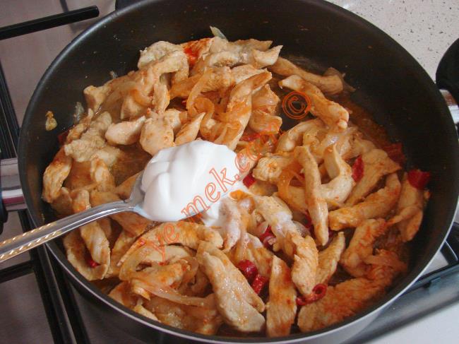 Kremalı Soğanlı Tavuk Yemeği - Yapılışı (7/12) 