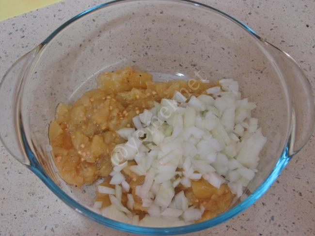 Soğanlı Patlıcan Salatası - Yapılışı (4/8) 