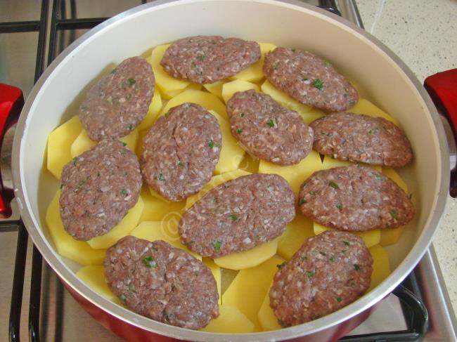 Tencerede Köfteli Patates Yemeği - Yapılışı (6/12) 