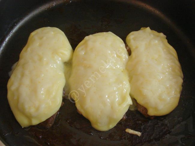 Tencerede Patates Püreli Et Yemeği - Yapılışı (13/16) 