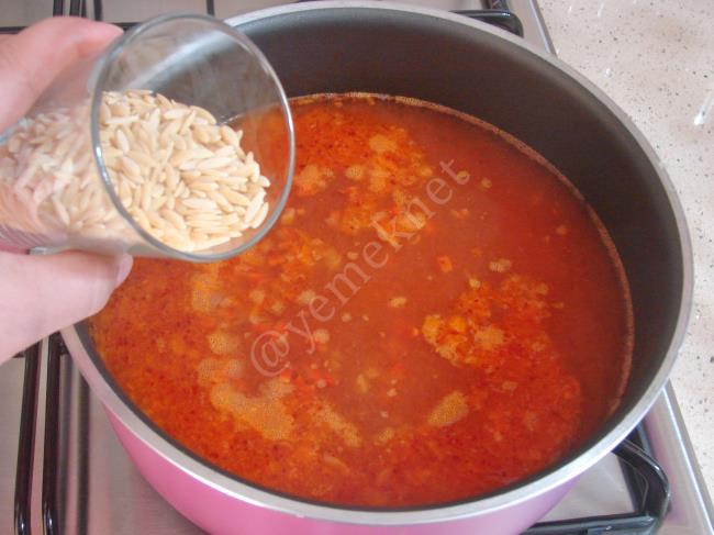 Arpa Şehriyeli Kırmızı Mercimek Çorbası - Yapılışı (7/12) 
