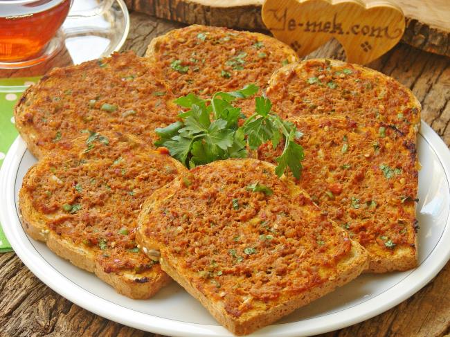 Ekmek Üstü Lahmacun - Yapılışı (9/12) 