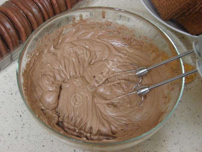 Halleyli Bisküvili Pasta - Yapılışı (3/16) 