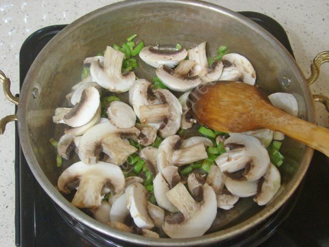 Kahvaltılık Sucuklu Mantarlı Yumurta - Yapılışı (3/12) 