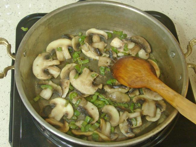 Kahvaltılık Sucuklu Mantarlı Yumurta - Yapılışı (4/12) 